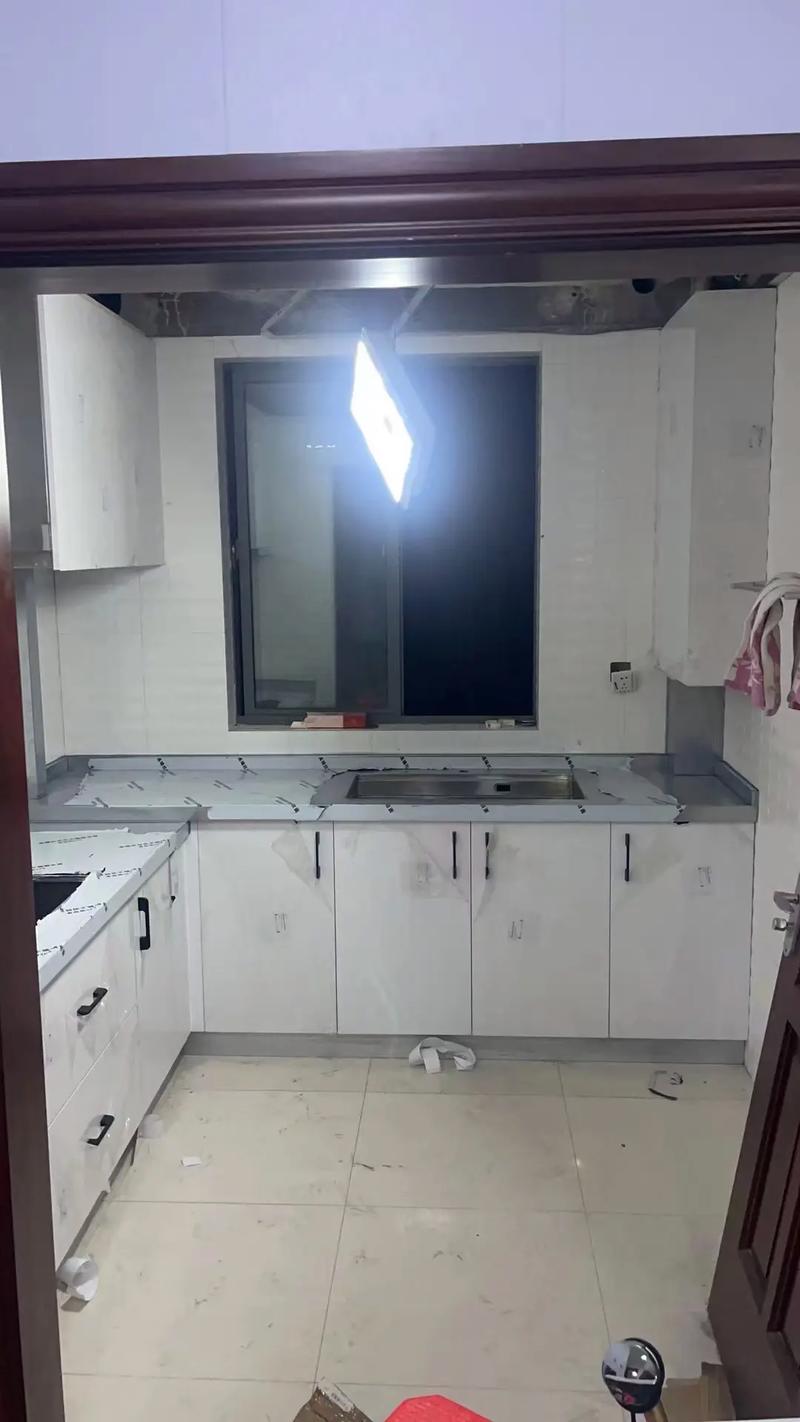 打造现代厨房的坚固基石 304不锈钢橱柜选购与应用全解析